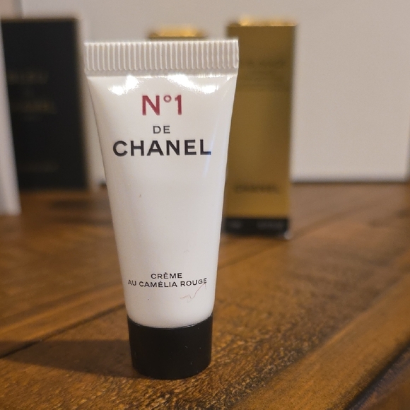 CHANEL Skincare Sample Set - Picture 6 of 15
